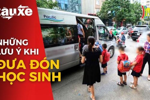Nguy hiểm tình huống trẻ em mở cửa khi xe đang chạy | Bản tin Tàu và Xe | 31/08/2023