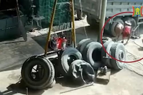 Nổ lốp trong gara sửa ô tô khiến hai người tử vong