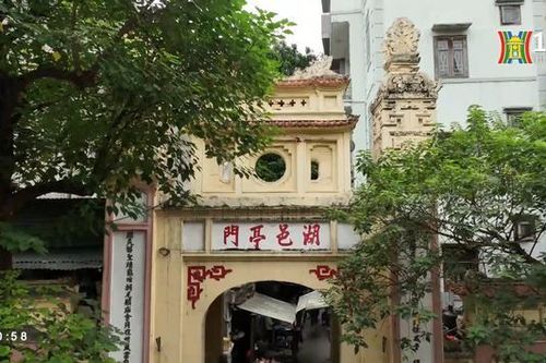 Dưới cổng làng Hồ Khẩu