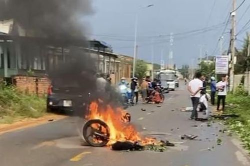 Xe máy bốc cháy sau va chạm với ô tô, hai người bị thương