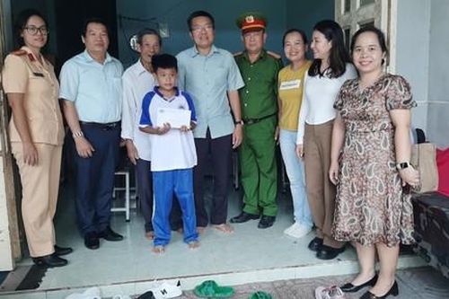 Huyện Củ Chi: Trao quà cho học sinh vượt khó học giỏi trước thềm năm học mới