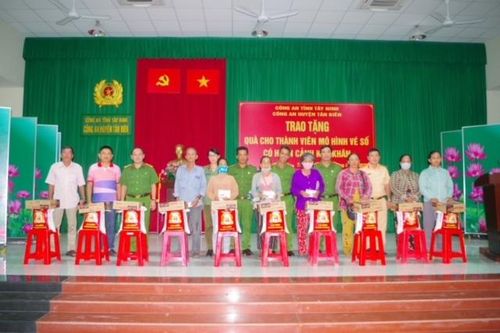 Tặng quà cho người dân tham gia giữ gìn ANTT cơ sở
