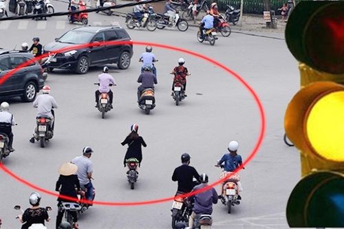 Vượt đèn vàng có bị phạt?