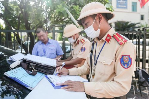 Gọi điện cầu cứu khắp nơi, tài xế đón trả khách sai quy định vẫn bị phạt nặng