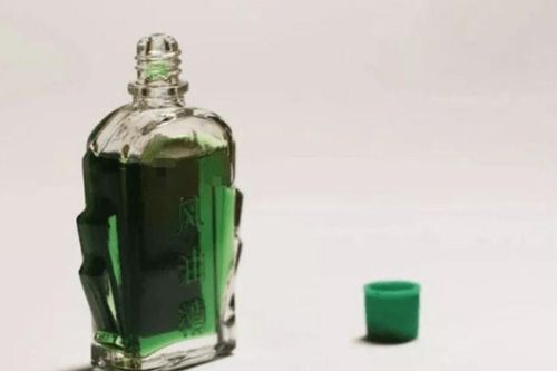 Nhỏ 1 giọt dầu gió vào rốn trước khi đi ngủ được lợi gì?