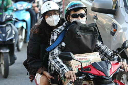 Người dân lỉnh kỉnh hành lý rời Hà Nội nghỉ lễ dài ngày