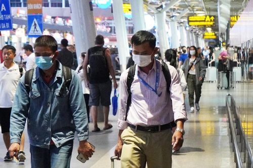 Hành khách ngạc nhiên thấy sân bay Tân Sơn Nhất thông thoáng trước ngày nghỉ lễ