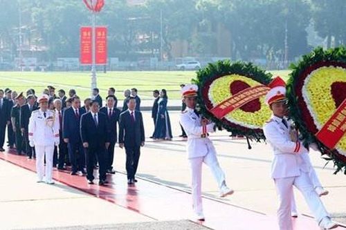 Lãnh đạo Đảng, Nhà nước và thành phố Hà Nội vào Lăng viếng Chủ tịch Hồ Chí Minh