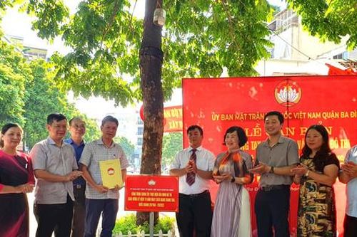 Quận Ba Đình: Gắn biển công trình văn minh đô thị tại phường Kim Mã