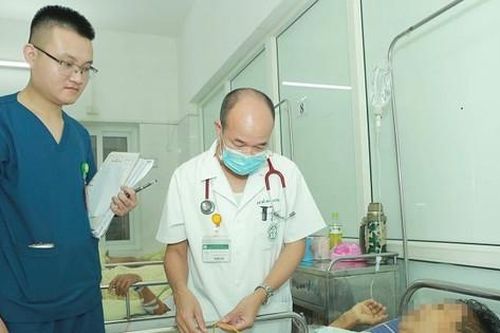 Nhiều sán chui ra từ ống dẫn lưu đường mật của người đàn ông nghiện món gỏi cá