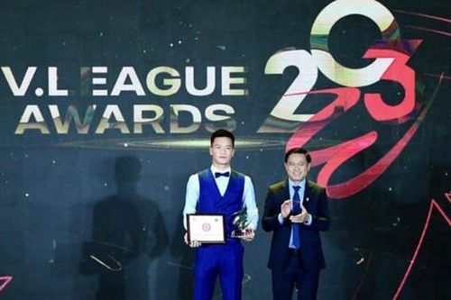 Tiền vệ Nguyễn Hoàng Đức giành danh hiệu cầu thủ xuất sắc nhất V-League 2023
