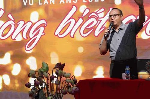 Diễn giả Trần Việt Quân nói về lòng biết ơn và đạo hiếu cho học sinh trong dịp lễ Vu lan