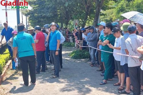 Hải Dương: Hàng trăm người dân hiếu kỳ vây hiện trường vụ người phụ nữ tử vong dưới sông