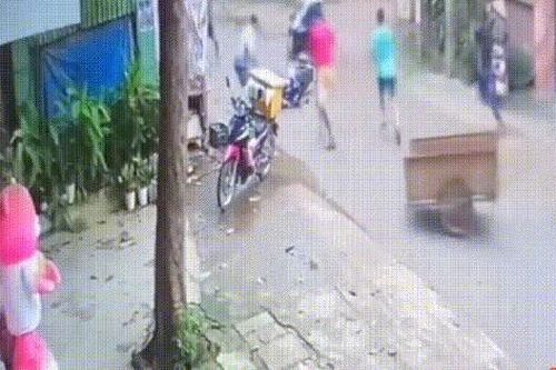 Gay cấn màn rượt đuổi truy bắt 2 tên trộm của người dân trong một con phố