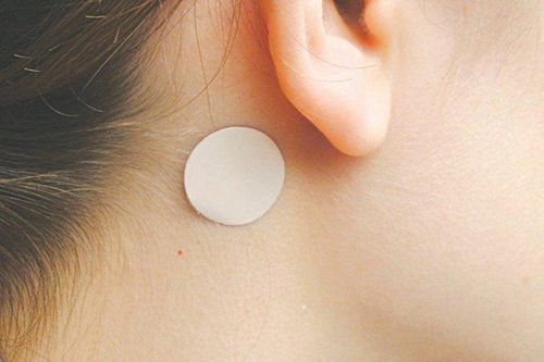 Ai đang có ý định dùng miếng dán say xe nên biết tác dụng phụ nguy hiểm này