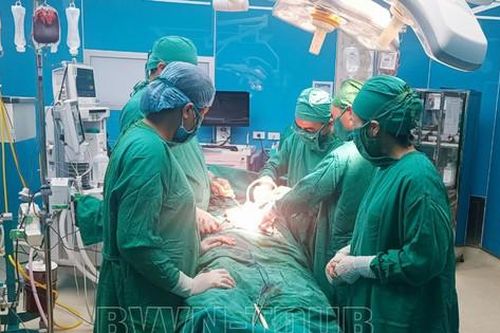 Bệnh nhân 40 tuổi bị đâm thấu bụng thoát chết nhờ được chi viện kịp thời từ tuyến trên