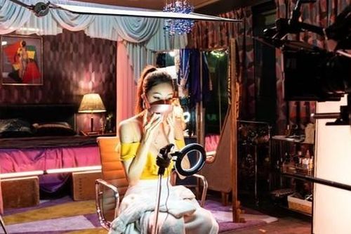 'Mask Girl' gây sốt với mạch phim khác lạ, ghi nhận thành tích mới trên toàn cầu