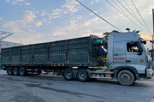 Nửa đêm, phát hiện 3 xe 'khổng lồ' chở quá tải cát lậu