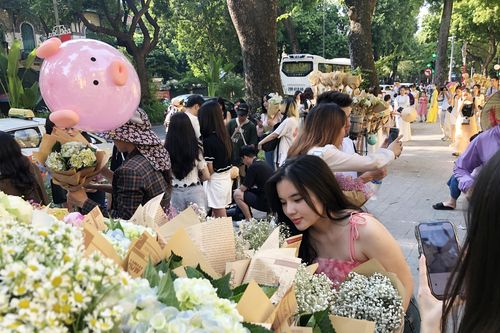 Giới trẻ nườm nượp đến phố Phan Đình Phùng chụp ảnh lưu niệm ngày nghỉ lễ