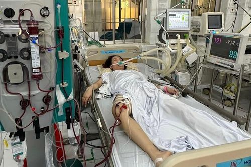Cà Mau: Hai dì cháu uống rượu pha nước màu bị ngộ độc