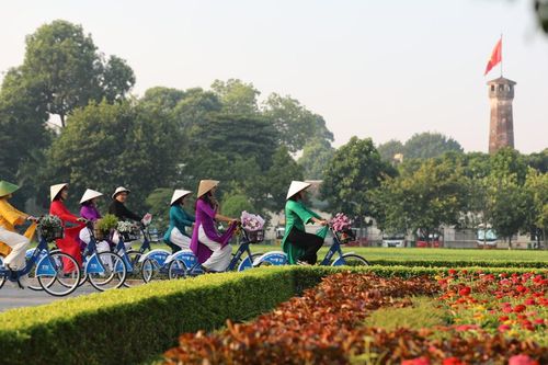 Hà Nội: Hơn 100 người đạp xe diễu hành áo dài kỷ niệm Quốc khánh 2/9