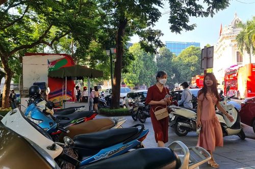 Trông giữ xe máy trái phép thu giá 'cắt cổ' trước cửa Nhà Hát Lớn