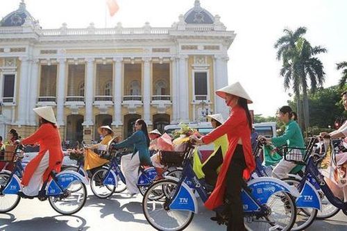 Tôn vinh áo dài truyền thống gắn với di sản và du lịch