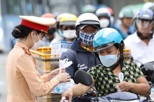 Cảnh sát giao thông 'tiếp sức' người dân về quê dịp nghỉ lễ 2/9