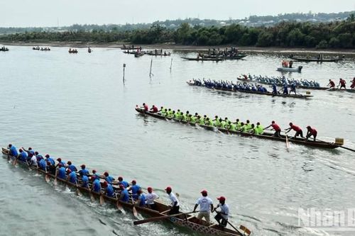 Quảng Bình: Sôi nổi lễ hội đua thuyền truyền thống trên sông Nhật Lệ
