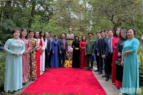 Dâng hoa tưởng niệm Chủ tịch Hồ Chí Minh tại Pháp nhân dịp Quốc khánh 2/9