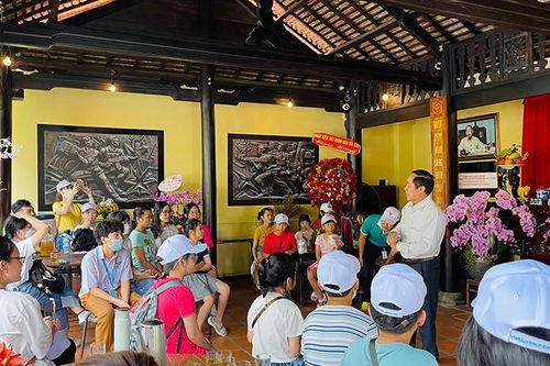 Tour tham quan di tích lịch sử, văn hóa hút khách