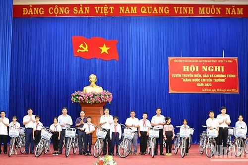 Chiến sĩ Hải quân đồng hành với học sinh vùng biên giới đến trường