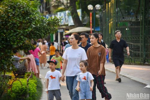 Công viên Thủ Lệ đón tiếp nhiều lượt khách trong ngày đầu nghỉ lễ