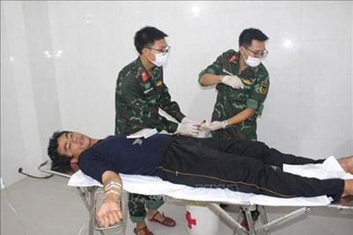 Cấp cứu ngư dân bị tai nạn lao động trên biển