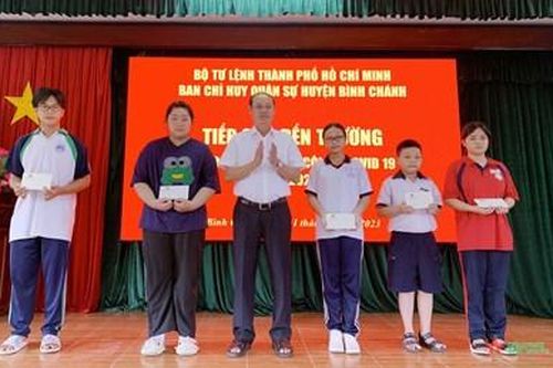 Trao quà tặng thiếu nhi mồ côi do dịch Covid-19
