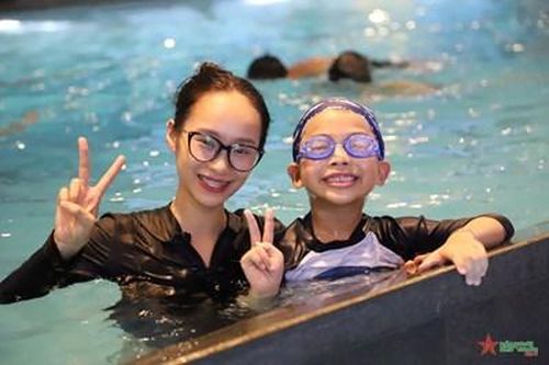 Phụ huynh Thủ đô chung tay trang bị kỹ năng bơi lội cho trẻ