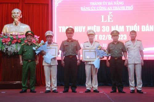 Nhiều đảng viên vinh dự nhận Huy hiệu Đảng nhân dịp Quốc khánh 2-9