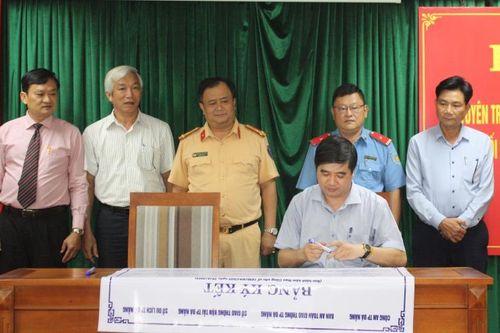 Ký cam kết chấp hành Luật Giao thông đường bộ trong kinh doanh vận tải hành khách