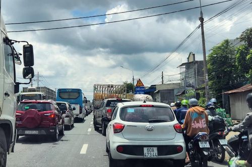 Ùn ứ giao thông kéo dài trên Quốc lộ 1