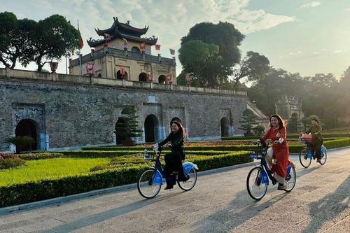 Duyên dáng những tà áo dài trên đường phố Hà Nội