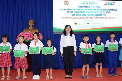 Trao học bổng trị giá hơn 1,3 tỷ đồng cho con của nông dân nghèo