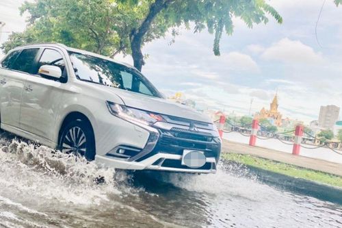 Triều cường đột ngột dâng cao, nhiều tuyến đường ở Cần Thơ bị ngập