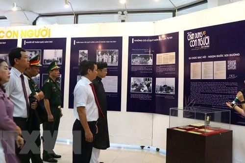 Khai mạc triển lãm 'Hồ Chí Minh - Chân dung một con người'