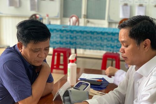 Bệnh viện Nhân dân Gia Định khám chữa bệnh, cấp phát thuốc miễn phí cho người dân