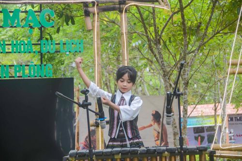Cô bé 10 tuổi biết chơi 4 loại nhạc cụ dân tộc