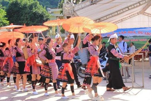 Hàng chục nghìn du khách đổ dồn về Mộc Châu đón Tết độc lập