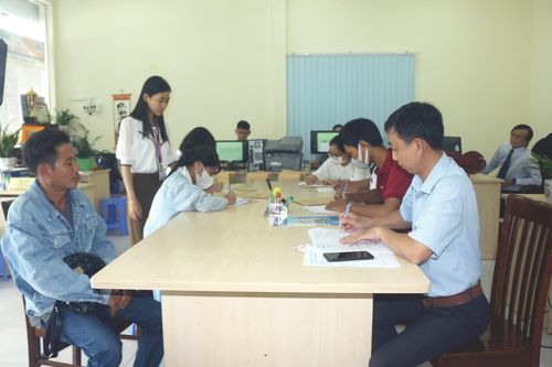 Tất bật hỗ trợ thí sinh làm thủ tục nhập học tại ĐBSCL