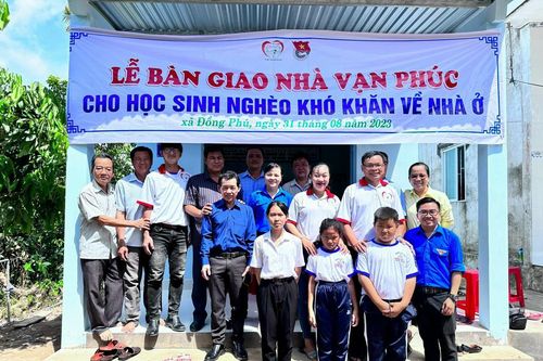 Vĩnh Long trao nhà cho học sinh hoàn cảnh khó khăn đầu năm học mới