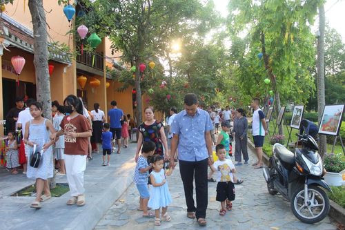 Người dân đổ xô đến công viên lớn nhất xứ Thanh ngày đầu nghỉ lễ