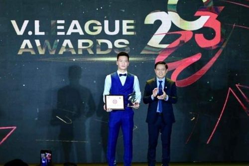 Tiền vệ Hoàng Đức giành danh hiệu Cầu thủ xuất sắc nhất V.League 2023
